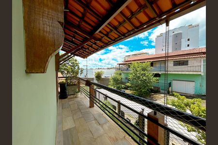 Casa à venda com 300m², 4 quartos e 2 vagas