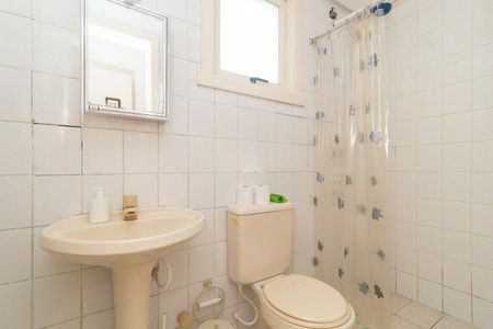 Banheiro  de apartamento para alugar com 2 quartos, 84m² em Santo Antônio, Porto Alegre