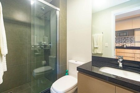 Banheiro  de kitnet/studio para alugar com 1 quarto, 28m² em Auxiliadora, Porto Alegre