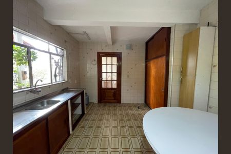 Casa para alugar com 200m², 2 quartos e 2 vagasCozinha
