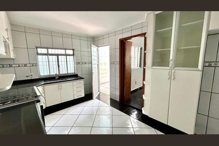 Casa à venda com 168m², 2 quartos e 2 vagas Casa à venda com 168m², 2 quartos e 2 vagasCozinha