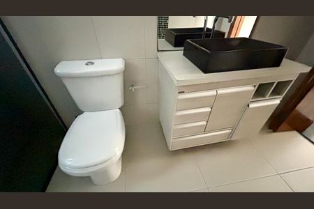 Casa à venda com 168m², 2 quartos e 2 vagas Casa à venda com 168m², 2 quartos e 2 vagasBanheiro 1
