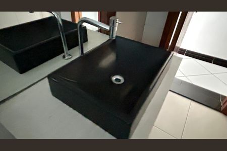 Casa à venda com 168m², 2 quartos e 2 vagas Casa à venda com 168m², 2 quartos e 2 vagasBanheiro 1