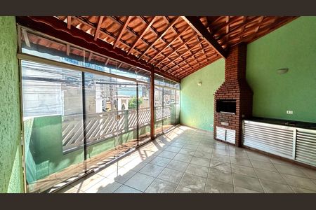 Casa à venda com 168m², 2 quartos e 2 vagas Casa à venda com 168m², 2 quartos e 2 vagasChurrasqueira