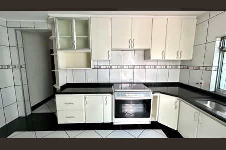 Casa à venda com 168m², 2 quartos e 2 vagas Casa à venda com 168m², 2 quartos e 2 vagasCozinha