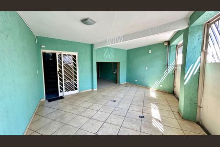 Casa à venda com 168m², 2 quartos e 2 vagas Casa à venda com 168m², 2 quartos e 2 vagasGaragem