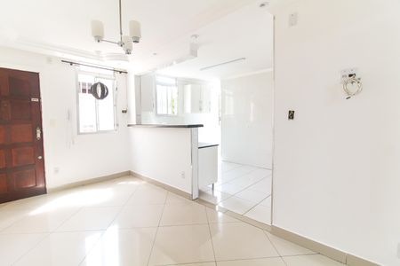 Sala de apartamento para alugar com 3 quartos, 58m² em Conjunto Residencial José Bonifácio, São Paulo