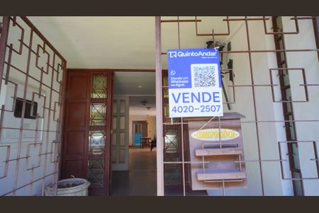 Casa à venda com 280m², 4 quartos e 4 vagasPlaca no imóvel 
