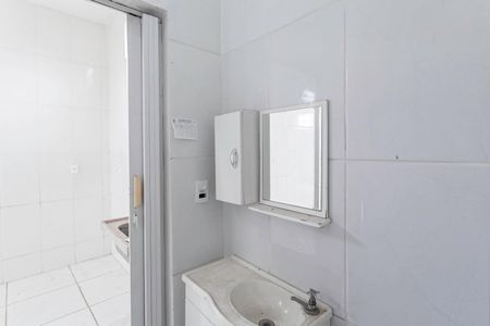 Banheiro social  de kitnet/studio para alugar com 1 quarto, 84m² em Arvoredo, Contagem