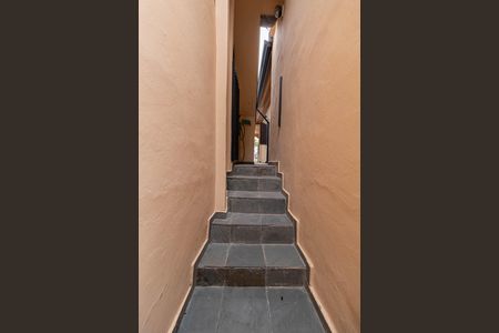 Casa para alugar com 90m², 2 quartos e 1 vaga Casa para alugar com 90m², 2 quartos e 1 vagaEscada