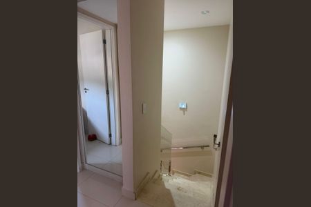 Casa de condomínio à venda com 117m², 4 quartos e 2 vagasCorredor