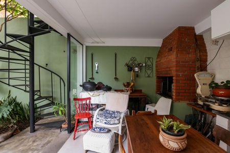 Casa de condomínio à venda com 200m², 3 quartos e 1 vagaLavanderia e Área Gourmet 