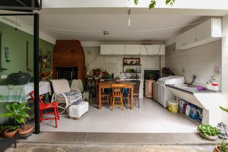 Casa de condomínio à venda com 200m², 3 quartos e 1 vagaLavanderia e Área Gourmet 