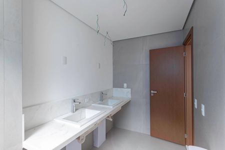 Apartamento à venda com 158m², 4 quartos e 4 vagas Apartamento à venda com 158m², 4 quartos e 4 vagasBanheiro da suíte 2