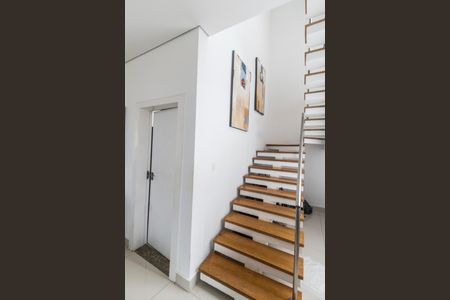 Casa de condomínio à venda com 320m², 4 quartos e 4 vagas Casa de condomínio à venda com 320m², 4 quartos e 4 vagasEscada