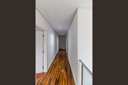 Casa de condomínio à venda com 320m², 4 quartos e 4 vagas Casa de condomínio à venda com 320m², 4 quartos e 4 vagasCorredor