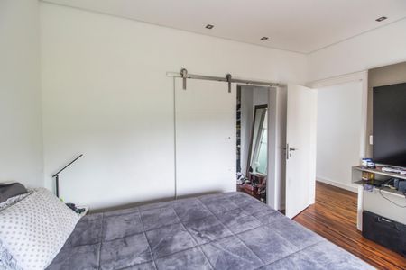 Casa de condomínio à venda com 320m², 4 quartos e 4 vagas Casa de condomínio à venda com 320m², 4 quartos e 4 vagasSuíte 4