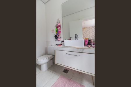 Casa de condomínio à venda com 320m², 4 quartos e 4 vagas Casa de condomínio à venda com 320m², 4 quartos e 4 vagasBanheiro da Suíte