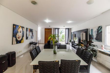 Sala de casa de condomínio à venda com 4 quartos, 320m² em Parque Sinai, Santana de Parnaíba