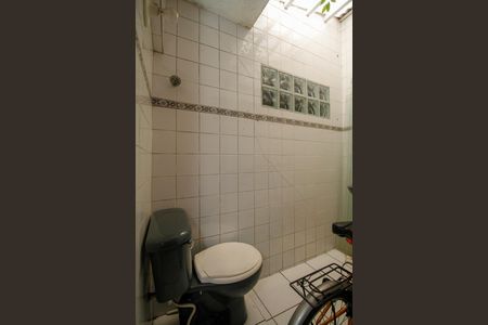 Casa à venda com 250m², 5 quartos e 2 vagas Casa à venda com 250m², 5 quartos e 2 vagasBanheiro de Serviço