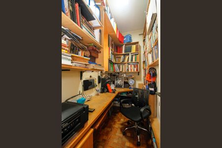 Casa à venda com 250m², 5 quartos e 2 vagas Casa à venda com 250m², 5 quartos e 2 vagasEscritório