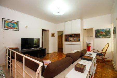 Casa à venda com 250m², 5 quartos e 2 vagas Casa à venda com 250m², 5 quartos e 2 vagasSala de Tv