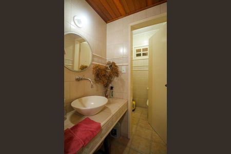 Casa à venda com 250m², 5 quartos e 2 vagas Casa à venda com 250m², 5 quartos e 2 vagasLavabo