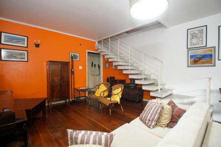 Casa à venda com 250m², 5 quartos e 2 vagas Casa à venda com 250m², 5 quartos e 2 vagasSala de Estar