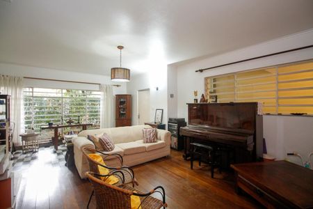 Casa à venda com 250m², 5 quartos e 2 vagas Casa à venda com 250m², 5 quartos e 2 vagasSala de Estar