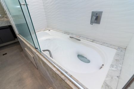 Apartamento à venda com 80m², 2 quartos e 1 vaga Apartamento à venda com 80m², 2 quartos e 1 vagaBanheiro da Suíte