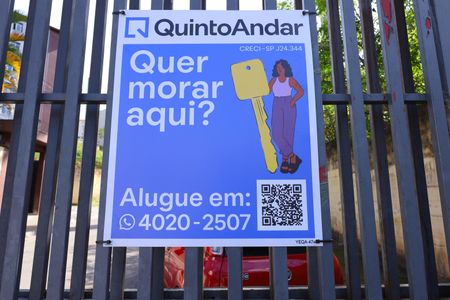 Apartamento para alugar com 50m², 2 quartos e 1 vagaPlaca instalada no portão da fachada do condomínio - Código da placa: YEQA-474