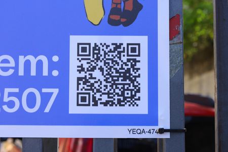 Apartamento para alugar com 50m², 2 quartos e 1 vagaPlaca instalada no portão da fachada do condomínio - Código da placa: YEQA-474