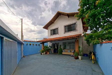 Casa para alugar com 220m², 4 quartos e 4 vagasFachada