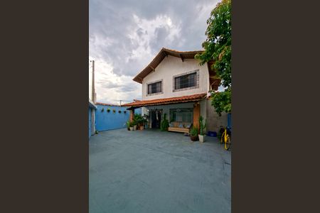 Casa para alugar com 220m², 4 quartos e 4 vagasFachada