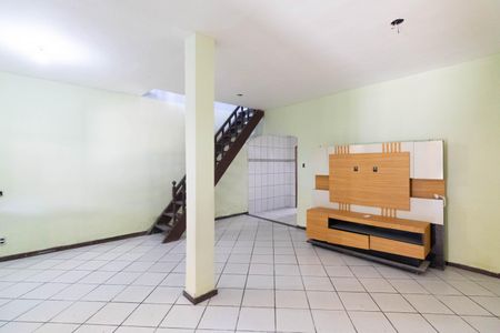 Casa para alugar com 225m², 3 quartos e 1 vaga Casa para alugar com 225m², 3 quartos e 1 vagaSala