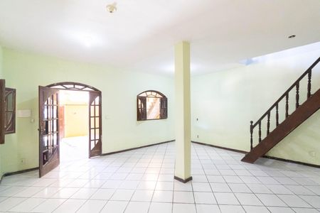 Casa para alugar com 225m², 3 quartos e 1 vaga Casa para alugar com 225m², 3 quartos e 1 vagaSala