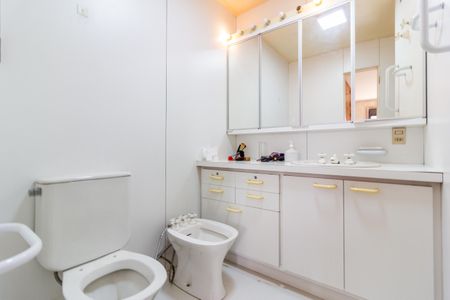 Apartamento à venda com 460m², 4 quartos e 4 vagas Apartamento à venda com 460m², 4 quartos e 4 vagasBanheiro da Suíte 1