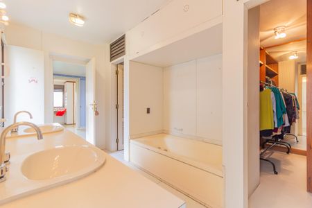 Apartamento à venda com 460m², 4 quartos e 4 vagas Apartamento à venda com 460m², 4 quartos e 4 vagasBanheiro da Suíte 4