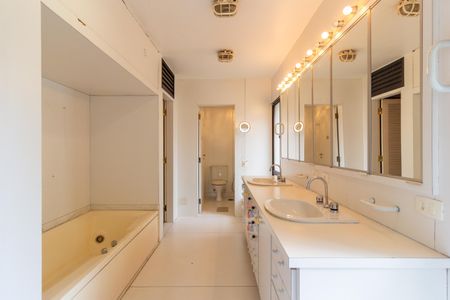 Apartamento à venda com 460m², 4 quartos e 4 vagas Apartamento à venda com 460m², 4 quartos e 4 vagasBanheiro da Suíte 4