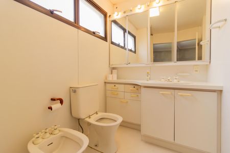 Apartamento à venda com 460m², 4 quartos e 4 vagas Apartamento à venda com 460m², 4 quartos e 4 vagasBanheiro da Suíte 2