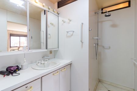 Apartamento à venda com 460m², 4 quartos e 4 vagas Apartamento à venda com 460m², 4 quartos e 4 vagasBanheiro da Suíte 1