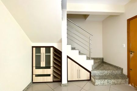 Casa à venda com 176m², 4 quartos e 2 vagasEscadas