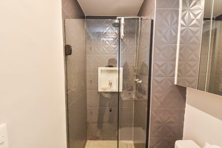 Apartamento à venda com 75m², 2 quartos e 1 vaga Apartamento à venda com 75m², 2 quartos e 1 vagaBanheiro da suíte