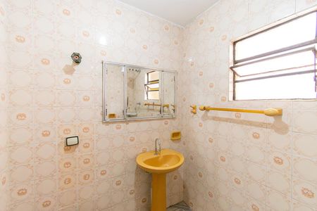 Banheiro de casa para alugar com 1 quarto, 28m² em Vila Tolstoi, São Paulo