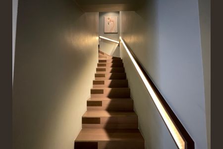 Casa à venda com 308m², 3 quartos e 2 vagas Casa à venda com 308m², 3 quartos e 2 vagasEscada