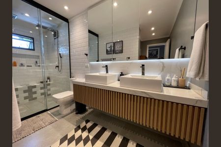 Casa à venda com 308m², 3 quartos e 2 vagas Casa à venda com 308m², 3 quartos e 2 vagasBanheiro da Suíte 1