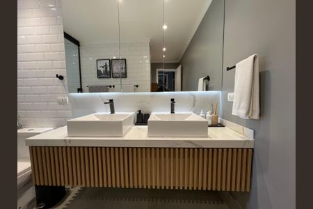 Casa à venda com 308m², 3 quartos e 2 vagas Casa à venda com 308m², 3 quartos e 2 vagasBanheiro da Suíte 1