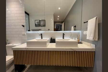 Casa à venda com 308m², 3 quartos e 2 vagas Casa à venda com 308m², 3 quartos e 2 vagasBanheiro da Suíte 1