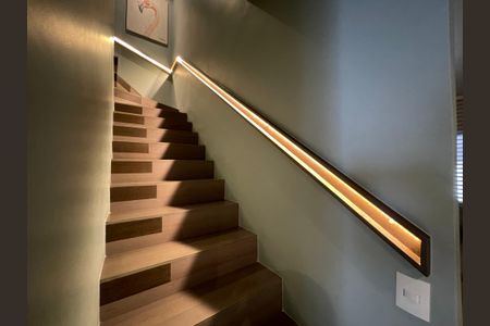 Casa à venda com 308m², 3 quartos e 2 vagas Casa à venda com 308m², 3 quartos e 2 vagasEscada