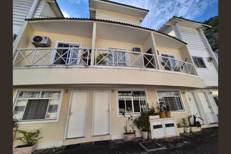 Casa de condomínio para alugar com 130m², 4 quartos e 1 vaga Casa de condomínio para alugar com 130m², 4 quartos e 1 vagaFachada